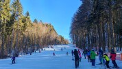 170 Skifahrer zogen am Sonntag beim Schildhof Lift ihre Schwünge.