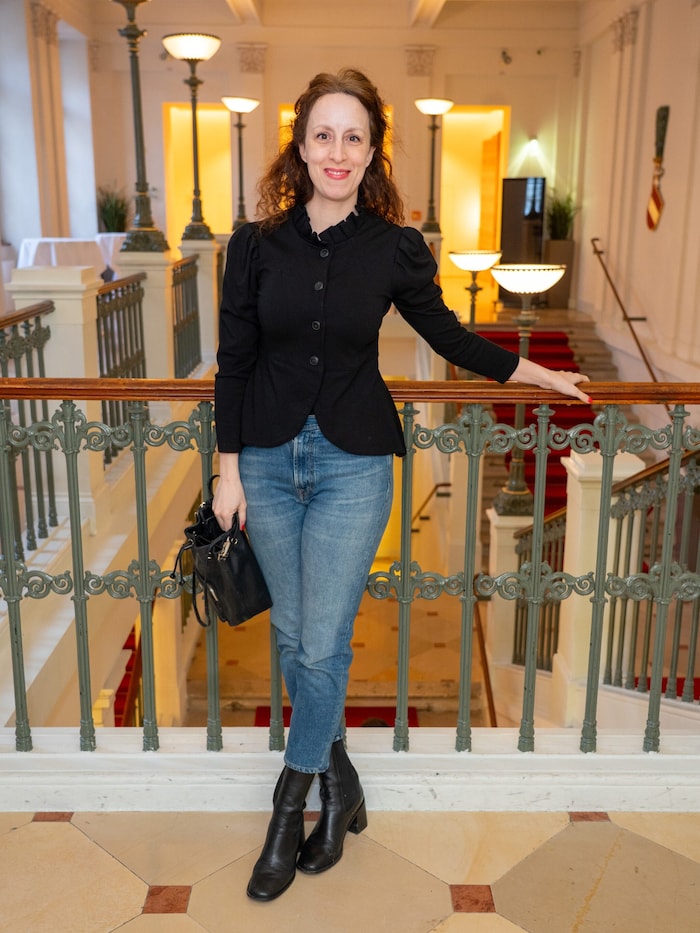 Inszeniert das Familienstück und spielt Tolstoi: Johanna Arrouas