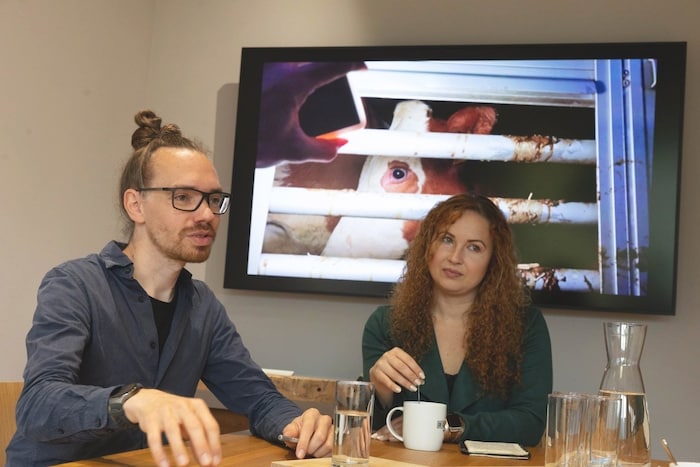 Tobias Giesinger und Ann-Kathrin Freude von „The Marker“ verfolgen den ganzen Weg von Nutztieren ...