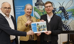 KPÖ-Stadtrat Robert Krotzer (re.) präsentierte mit Erwin Wieser und Eva Winter vom ...