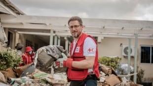 Das Rote Kreuz ist in Krisenherden rund um den Globus im Einsatz – so wie Christopher Friedrich, ...