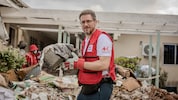 Das Rote Kreuz ist in Krisenherden rund um den Globus im Einsatz – so wie Christopher Friedrich, ...