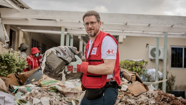 Das Rote Kreuz ist in Krisenherden rund um den Globus im Einsatz – so wie Christopher Friedrich, ...