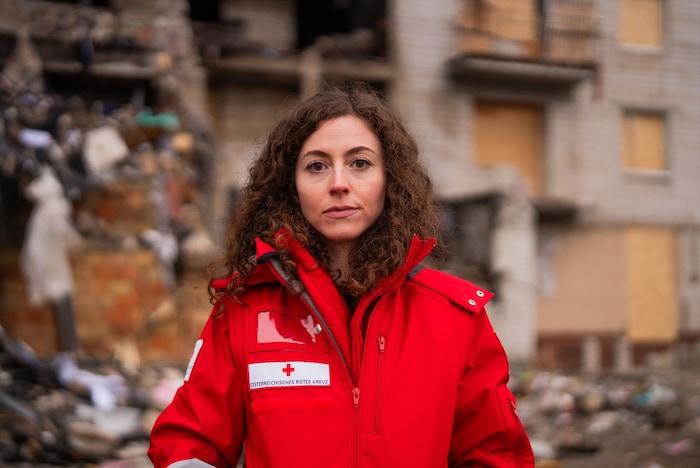 Camilla Mittelberger vom Roten Kreuz harrt inmitten der zerbombten Häuser in Kiew aus.