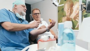 Grubwieser (links) im Gespräch mit einem Patienten.