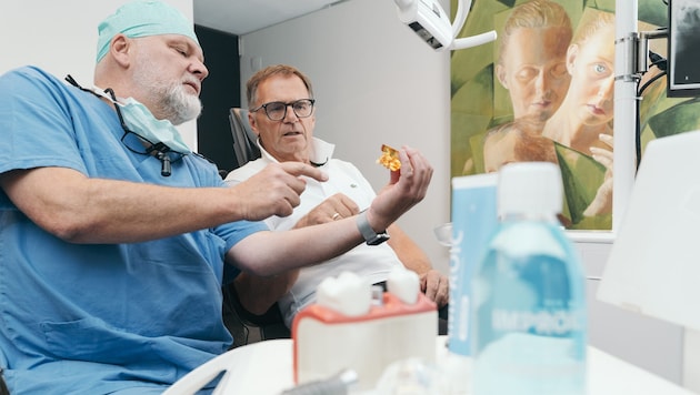 Grubwieser (links) im Gespräch mit einem Patienten