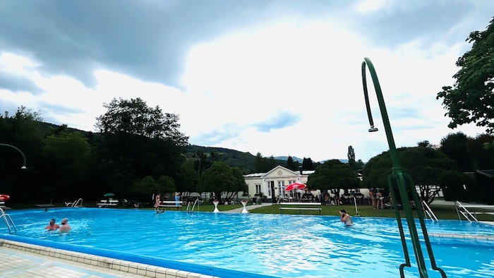 Aber nicht nur das Becken gehört saniert – auch im Gebäude selbst sind laufend ...