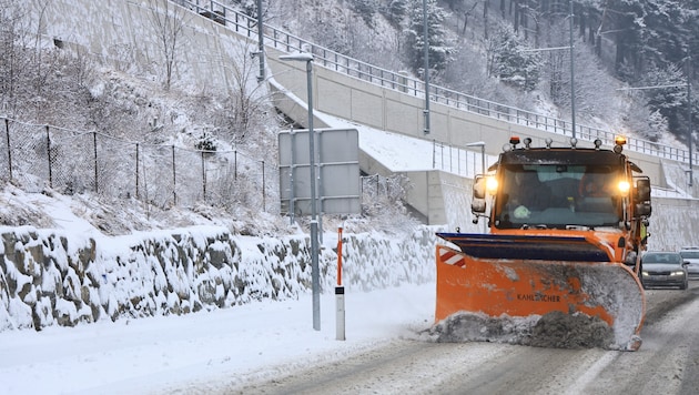 Straßenerhalter haben Räum- und Streupflicht. Für Autofahrer ist das aber kein Freibrief.
