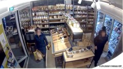 Säckeweise trugen die „Damen“ die Waren aus dem Laden.