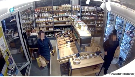 Säckeweise trugen die „Damen“ die Waren aus dem Laden.