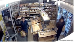 Säckeweise trugen die „Damen“ die Waren aus dem Laden.