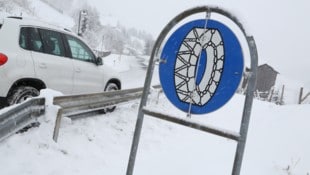 Die eisigen Verhältnisse sorgen zunehmend für Chaos auf Österreichs Straßen.
