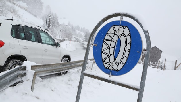 Die eisigen Verhältnisse sorgen zunehmend für Chaos auf Österreichs Straßen.