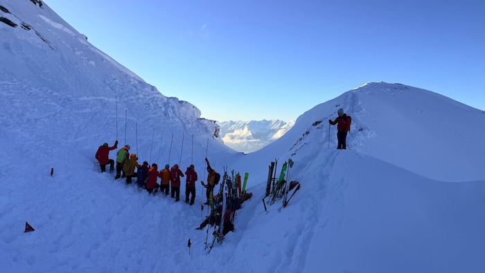 Die Einsatzkräfte beim Sondieren im Auslauf der Lawine