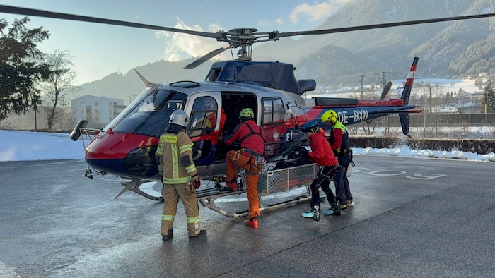 Auch der Polizeihubschrauber Libelle war am Unglücksort – hier im Tal.