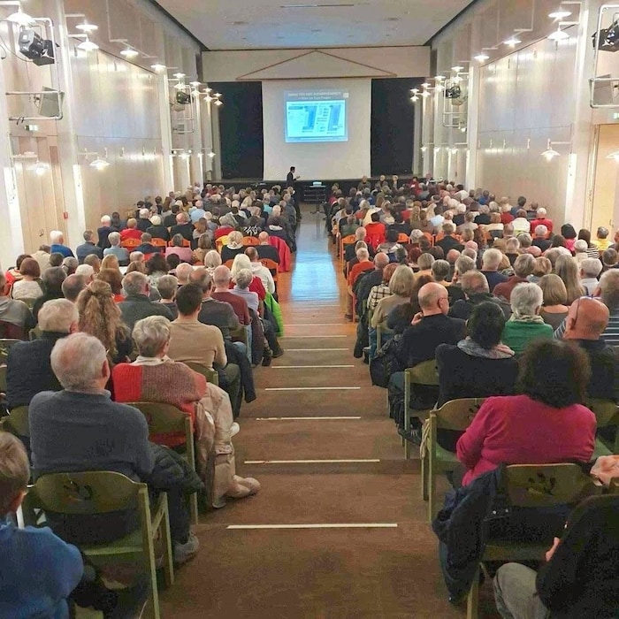 Das Info-Event war eine überparteiliche Veranstaltung und (über-)füllte den Stadtsaal. Aus ...