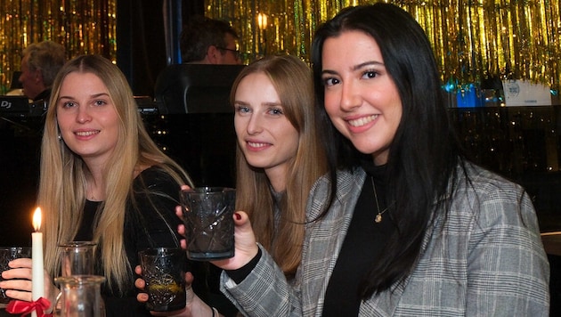 Die drei Mädels waren mit 22 anderen beim Event „Charms and drinks“ in der Stadtliebe in Linz ...
