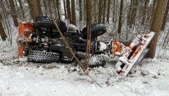In Vorderweißenbach landete sogar ein Räumfahrzeug im Graben – die Feuerwehren halfen bei der ...