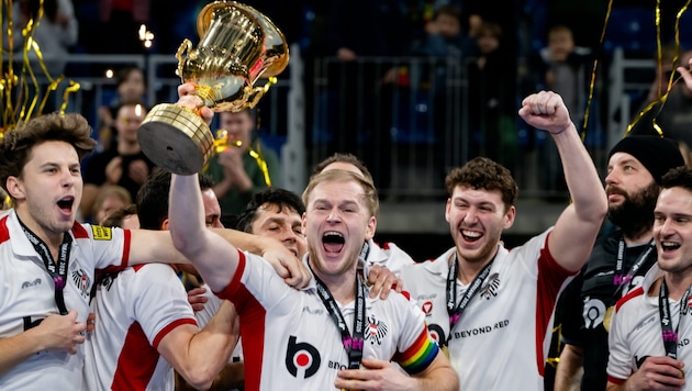 Kapitän Fülöp Losonci stemmte unter dem Jubel der Teamkollegen den Pokal in die Höhe. ...