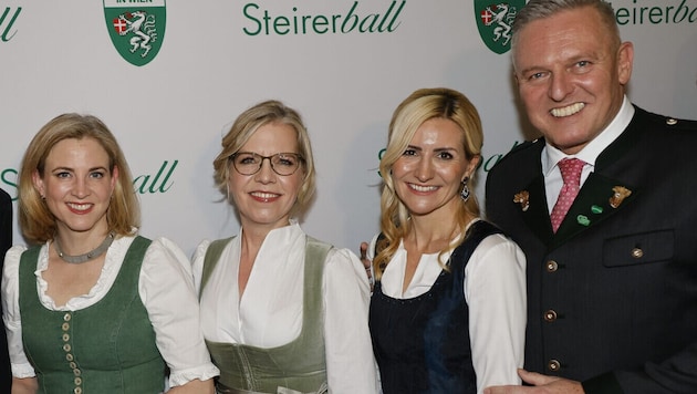 Pink, Grün und Blau ausgelassen feiernd auf einem Bild: Beate Meinl-Reisinger, Leonore ...