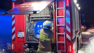 Die Feuerwehr musste den Mann mittels Hebekissen befreien.