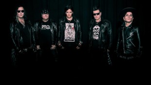 Seit 1992 stabil und gemeinschaftlich auf Kurs: The 69 Eyes rund um Sänger Jyrki (l.) und ...