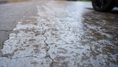 Eis: Es bildet sich rasch, ist oft unsichtbar, aber enorm rutschig und gefährlich vor allem auf ...