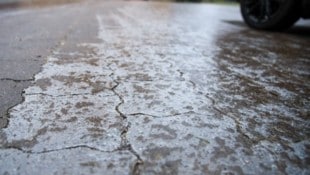 Eis: Es bildet sich rasch, ist oft unsichtbar, aber enorm rutschig und gefährlich vor allem auf ...