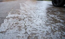 Eis: Es bildet sich rasch, ist oft unsichtbar, aber enorm rutschig und gefährlich vor allem auf ...