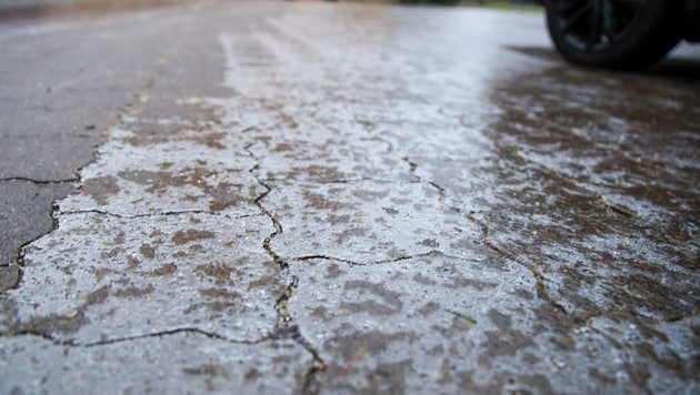 Eis: Es bildet sich rasch, ist oft unsichtbar, aber enorm rutschig und gefährlich vor allem auf ...