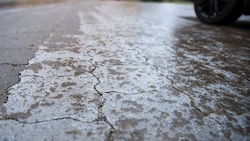 Eis: Es bildet sich rasch, ist oft unsichtbar, aber enorm rutschig und gefährlich vor allem auf ...