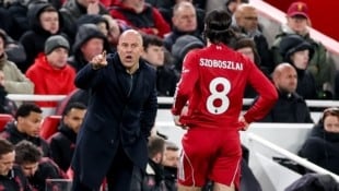 Liverpool-Coach Arne Slot knöpft sich Dominik Szoboszlai vor.