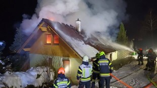86 Feuerwehrkräfte waren in der Nacht auf Dienstag im Einsatz.