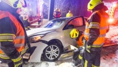 Der weiße Wagen rammte einen Mast.