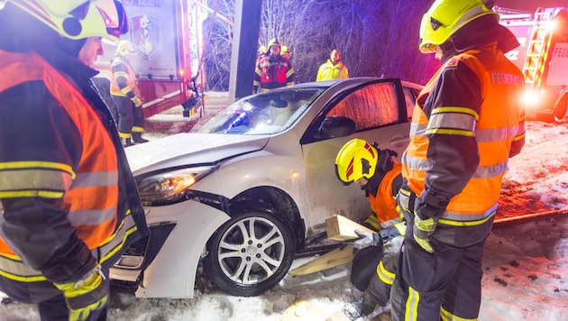 Der weiße Wagen rammte einen Mast.