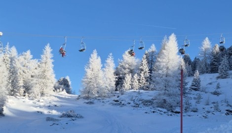 Im Skigebiet Turracher Höhe ist es zu einer Kollision zwischen Auto und Skifahrer gekommen.