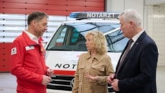 Rotkreuz-Landesrettungskommandant Wolfgang Frühwirt, Landesrätin Eva Prischl und Landesrat Anton ...