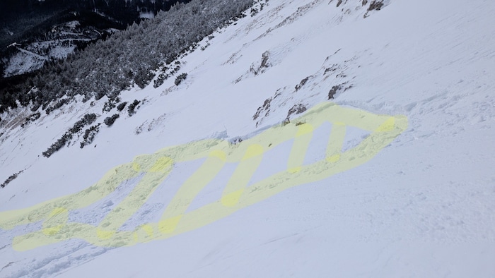 Mit einer Abrisskante von rund 30 Zentimetern Höhe, einer Breite von 15 Metern und einer Länge ...