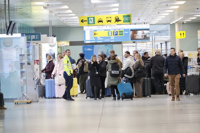 Viele Passagiere warten in Graz auf den Bus, der sie weiter nach Wien bringt.