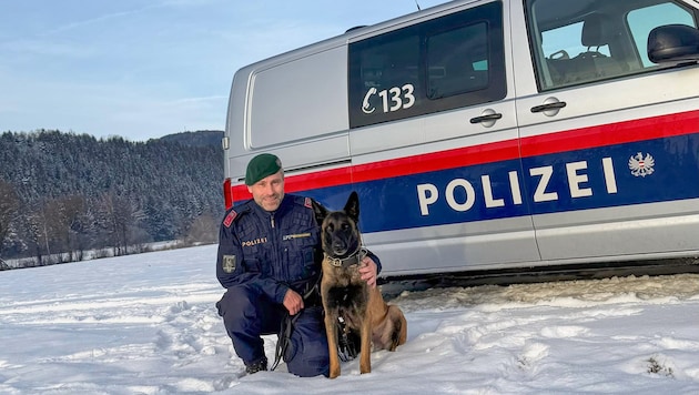 Diensthund „Face“ stoppte einen der Einbrecher. Am Foto mit seinem Hundeführer Roman.