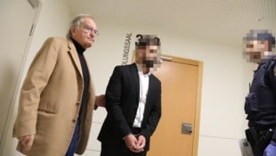 Anwalt Peter Philipp verteidigt den jungen Heimhelfer. 