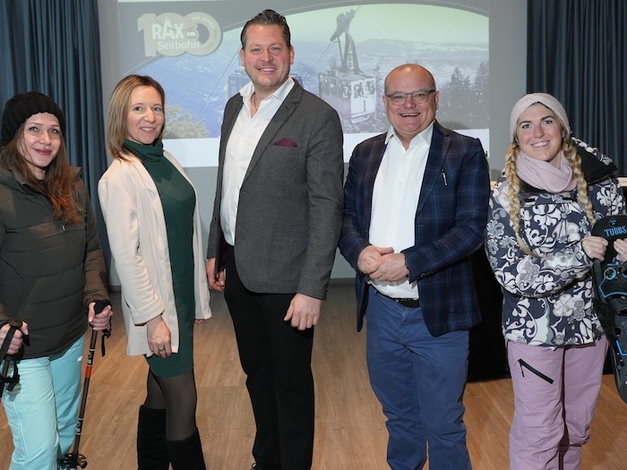 Tamara T. (Schneeschuhwanderer), Silvana Mock (Marketingleitung Rax-Seilbahn), Bernd ...