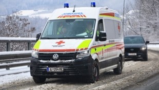 Die Rettung brachte den verletzten 72-Jährigen ins Krankenhaus nach Hall in Tirol. (Symbolbild)