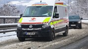 Der Mann wurde mit der Rettung ins Krankenhaus Schwaz gebracht. (Symbolbild)