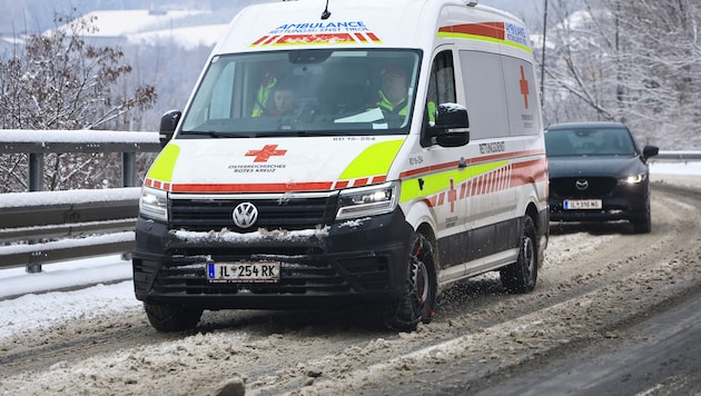 Der Mann wurde mit der Rettung ins Krankenhaus Schwaz gebracht. (Symbolbild)