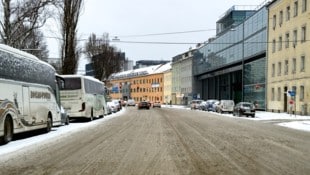 Selbst Hauptverkehrsrouten wie die Wiener Straße waren trotz nächtlichem Einsatz noch am ...
