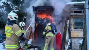 Die Hütte brannte völlig aus und musste für Nachlöscharbeiten zerlegt werden.