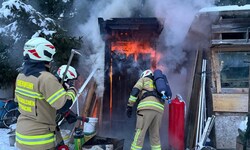 Die Hütte brannte völlig aus und musste für Nachlöscharbeiten zerlegt werden.