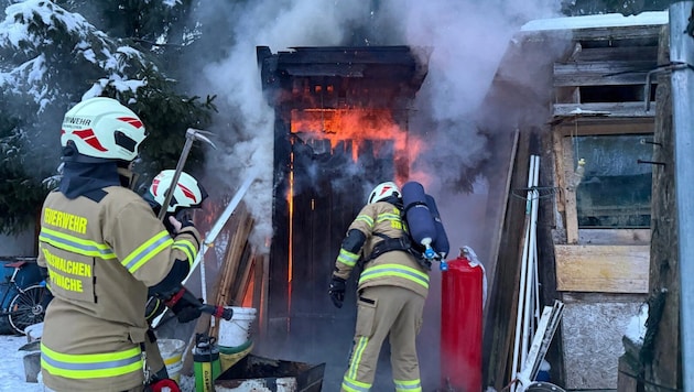 Die Hütte brannte völlig aus und musste für Nachlöscharbeiten zerlegt werden.