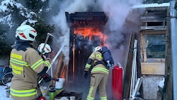 Die Hütte brannte völlig aus und musste für Nachlöscharbeiten zerlegt werden.
